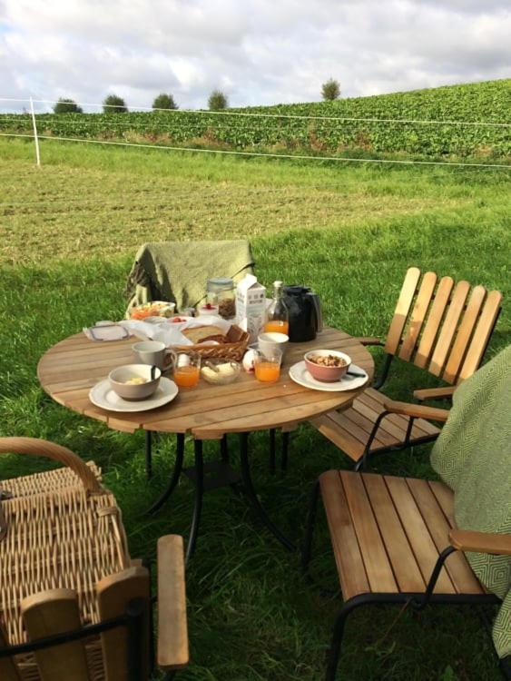 Glamping Och Gardslaegenhet Mellan Himmel Och Hav Skivarp Exterior photo